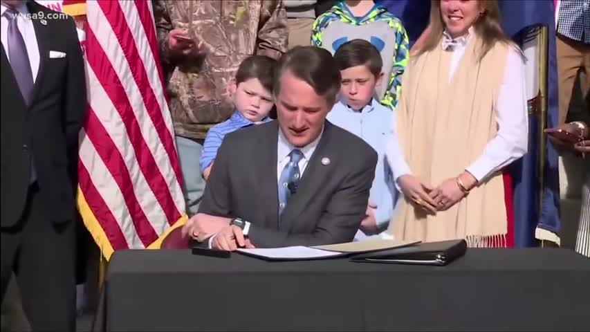 Virginia Governor Glenn Youngkin signs bill into law officially making school mask mandates ILLEGAL in the Commonwealth of Virginia. Fim das máscaras na virginia!