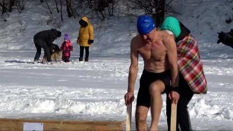 Russian ice swimmers make a splash in sub zero temperatures
