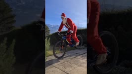 Père Noël fait du vélo 😂🎅