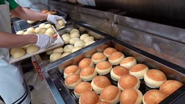 하루 2000개씩 팔리는 크림폭탄 도넛?! 수제도넛 공장의 대량생산 현장 Cream bomb donut mass making - Korean street food