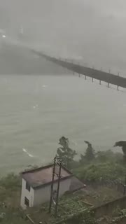 贵州铜仁市思南县吊桥被狂风吹得受损严重（2021年5月3日）