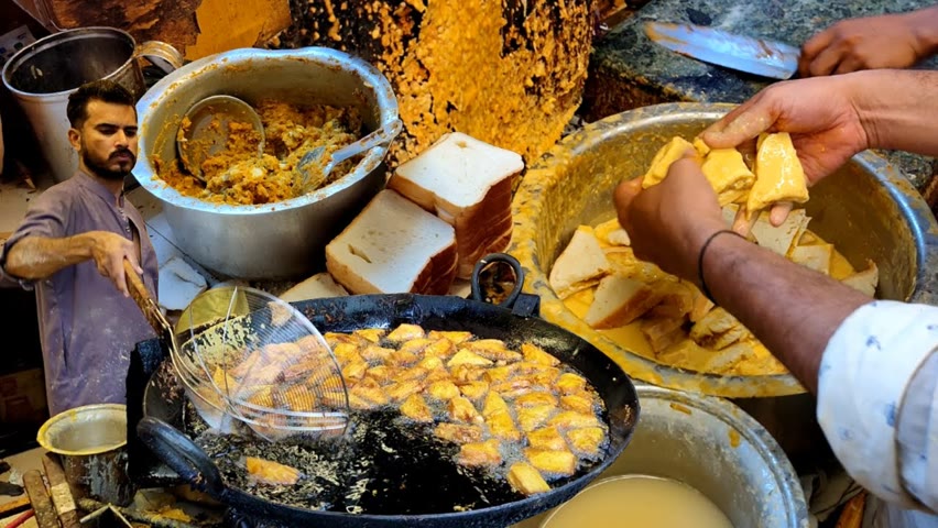 Stuffed Bread Aloo Pakora | NON STOP POTATO SANDWICH MAKING | Pakistan Street Food | Bread Fritters