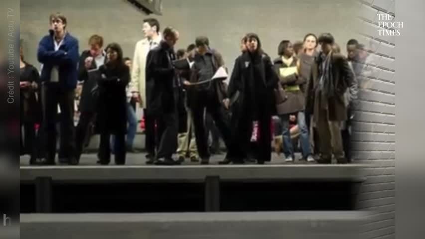 Un individu menace au couteau une rame dans le métro parisien