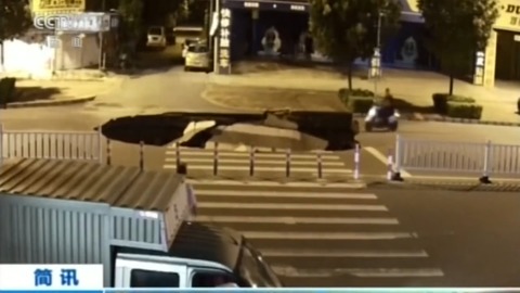 Un agujero se abre súbitamente y se traga a un hombre con su motocicleta en China