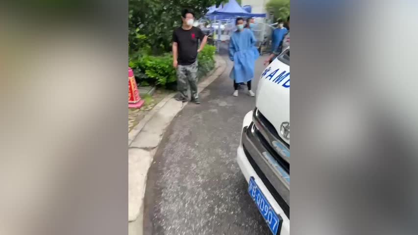 5月20日8時20分許，上海老滬閔路某小區居委幹部張某被聞某持刀捅傷，聞某持刀自傷。