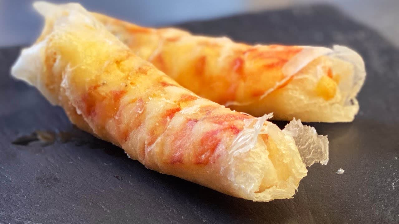 【只今販売中】極上車海老のウエハース包み揚げ　Wafers wrapped fried prawns.　過去に食べた海老料理ダントツ１位の座はコイツです。