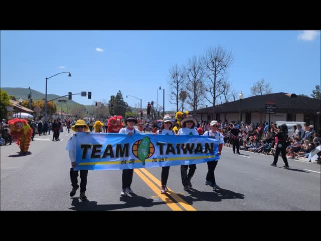 橙縣三歡市 （San Juan Capistrano） 第63屆燕子日（swallows  Day Parade） 遊行「挺台灣」（Team Taiwan）的三太子、舞獅 表演吸睛