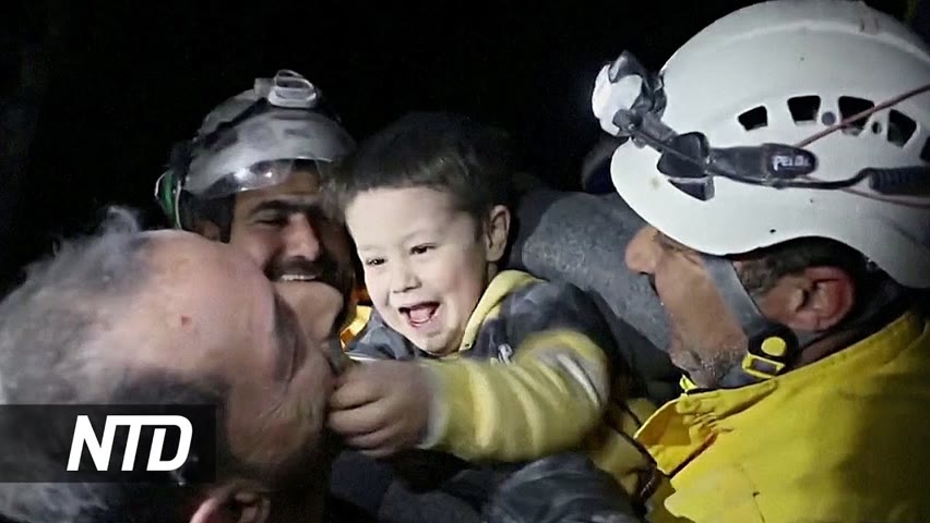 Сирийский мальчик, только что вытащенный из-под завалов, улыбается спасателям