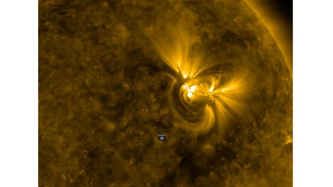 Giant Coronal Loops Seen on Sun