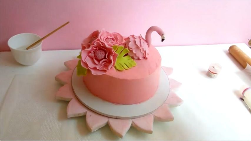 DIY Flamingo Cake with buttercream & gumpaste