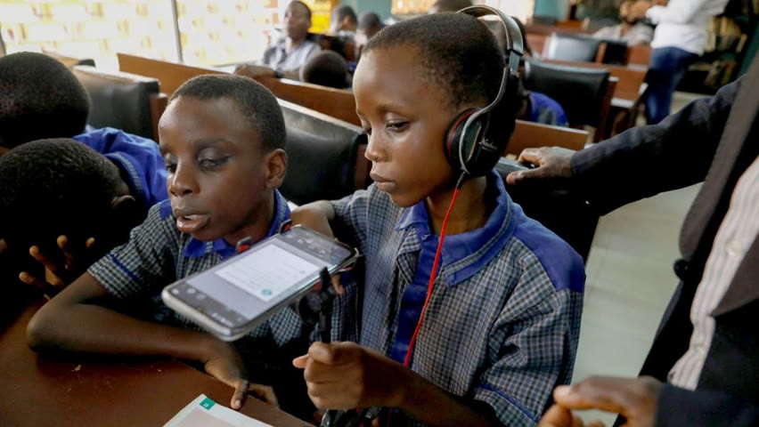Текст в аудио переводят новые «умные» очки нигерийского стартапа