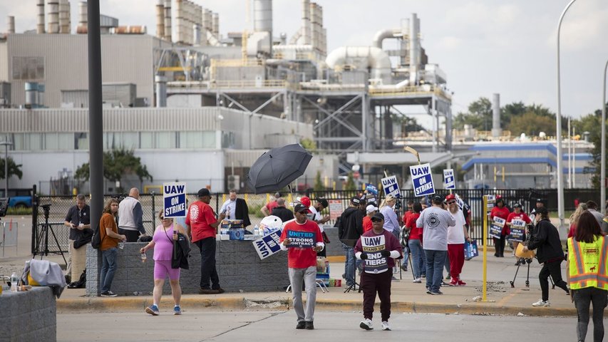USA DNES (15. 9.): Automobilové odbory stávkují, sněmovna stopla omezení prodeje palivových vozidel