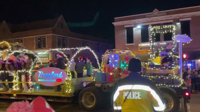 康州Branford镇圣诞点灯游行，各式车辆挂着彩灯，火树银花，人们穿着节日的盛装，充满节日气氛。居民携老扶幼全家出动夹道观看，迎接圣诞。（11/27/2021）