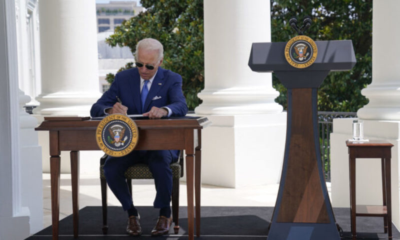 USA DNES (9. 8.): Joe Biden podepsal CHIPS Act; razie v Trumpově rezidenci