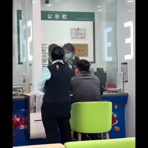 11月3日，在浙江杭州，一名男子支取去世奶奶600元存款，被银行要求花800元开证明。