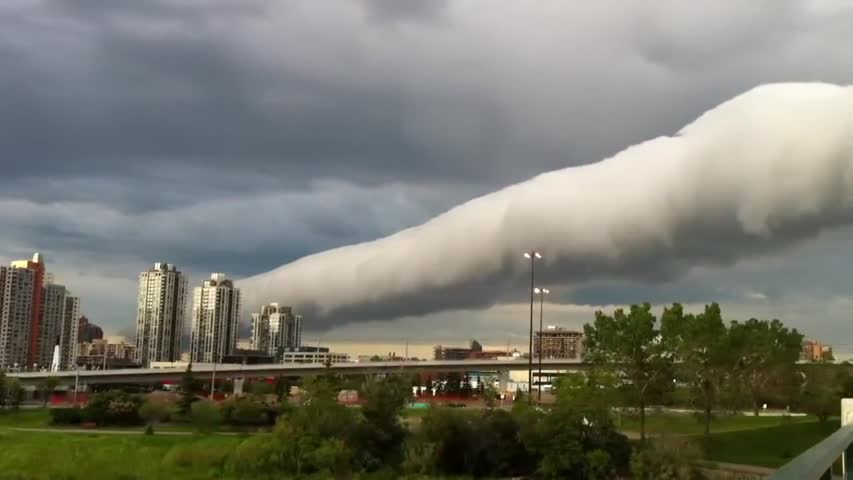 Spectacular roll cloud over Calgary