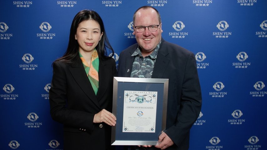 Costa Mesa Mayor Awards Shen Yun a Certificate of Recognition