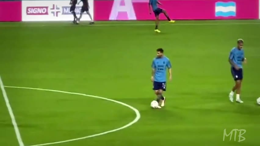 Lionel Messi Waits for The Beat to Score the Perfect Kick in Warm Up