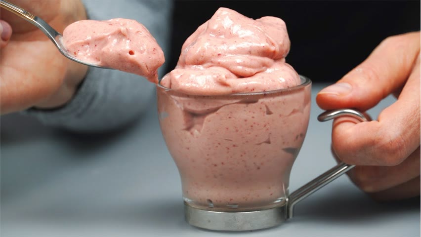 Ice Cream without Cream Simple and Easy! Strawberry DELICIOUS - Dessert Made from Banana in 5 Minute