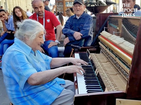Amazing Old Lady Playing the Piano in Russia