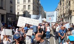 Live Manifestation anti passe sanitaire Rue de Rivoli