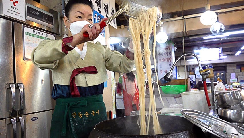 카리스마 한복아줌마가 막퍼주는 안동국시집! 줄서서먹는 36년전통 가마솥 칼국수 Korean Noodles (Kalguksu) - Korean street food