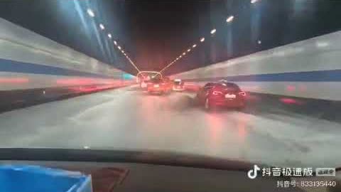 网友：#上海 崇明的长江遂道进水了！